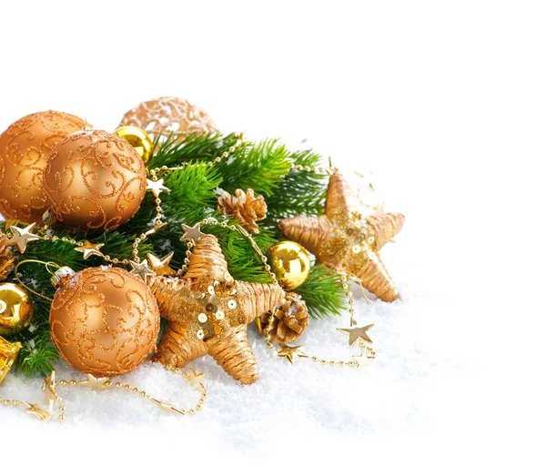 Gouden Kerstdecoratie Met Pijnboomtakken Witte Sneeuw Achtergrond — Stockfoto