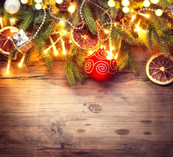 木製の背景を照明 ボールとオレンジ スライスでクリスマス ツリーを飾られて — ストック写真