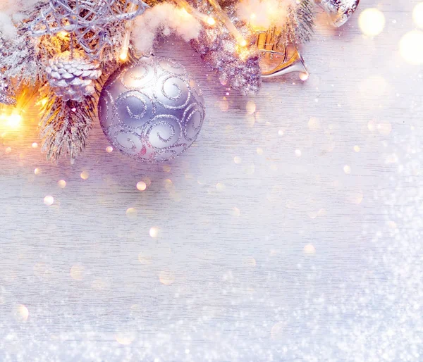 Noel dekorasyonu ile karlı zemin üzerine ışık gümüş