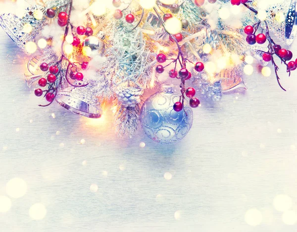 Noel dekorasyonu ile karlı zemin üzerine ışık gümüş