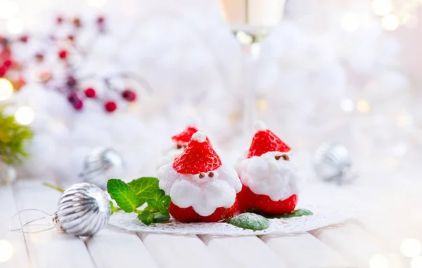 Grappige Dessert Aardbei Santa Gevuld Met Slagroom — Stockfoto