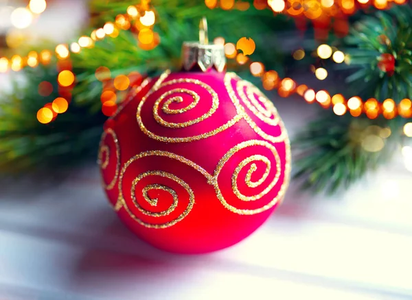 白色木制背景下的圣诞装饰球近观 图库照片