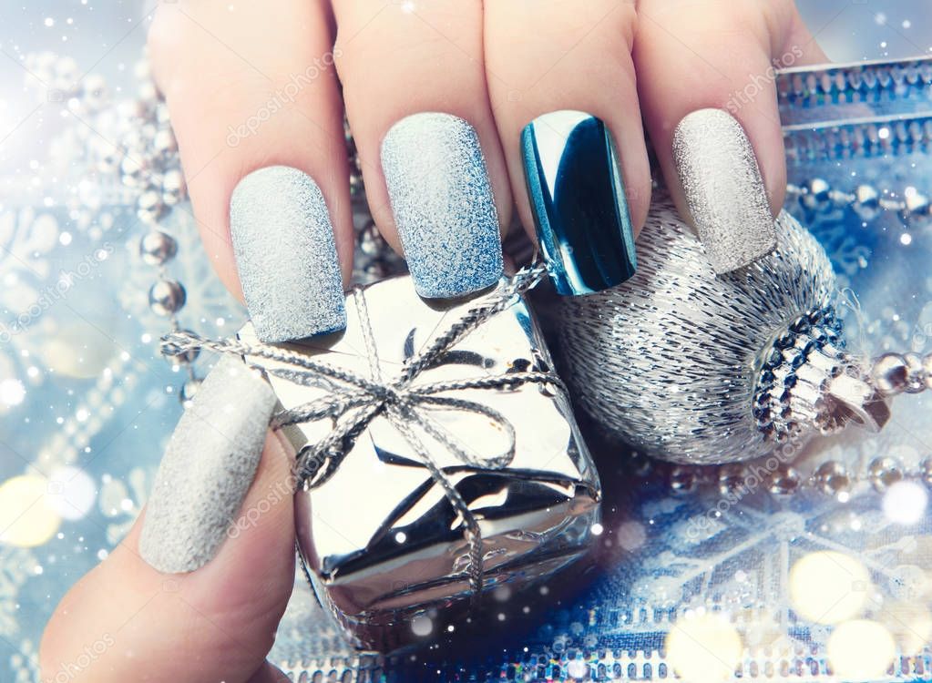 Christmas nail-art manicure in silver colors