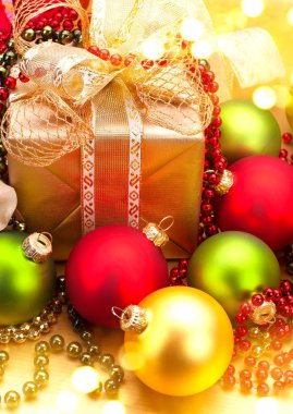 Altın hediye kutusu ve dekorasyon topları Görünümü Kapat