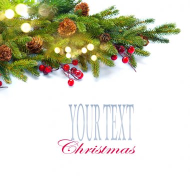 Metin için yer ile beyaz izole bir şekilde dekore edilmiş Noel ağacı dalları