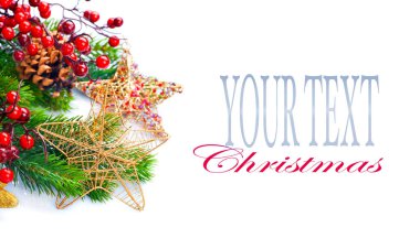 Beyaz arka plan, metin için yer ile dallarda köknar ile Noel dekorasyon