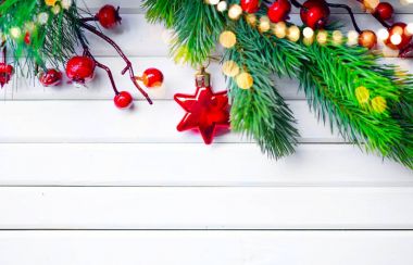 Beyaz ahşap zemin üzerinde Noel dekorasyon