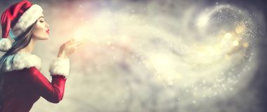 Esmer genç kadın tatil üzerinde bulutlu Noel Baba kostüm arka plan bulanık