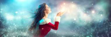 Esmer genç kadın tatil üzerinde bulutlu Noel Baba kostüm arka plan bulanık