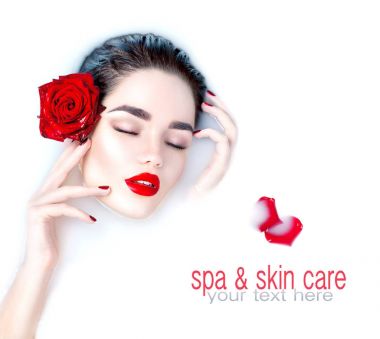  Kırmızı dudaklar ve süt banyosu metin Spa ve cilt bakımı ile kırmızı gül çiçek ile genç modeli