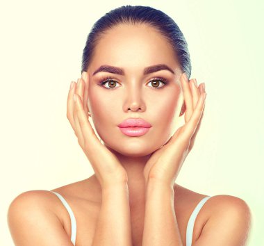 yüz dokunmadan mükemmel makyaj ile esmer kadın