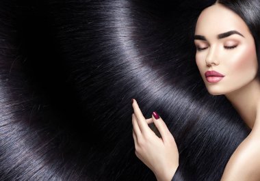 arka plan olarak uzun düz siyah saçlı kadın profili