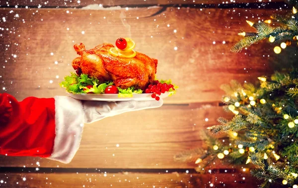 Santa Mano Che Tiene Tacchino Arrosto Cena Natale Sfondo Legno — Foto Stock