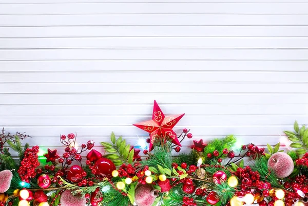 Weihnachtsdekoration Mit Tannenzweigen Und Lichtern Über Weißem Holzhintergrund — Stockfoto