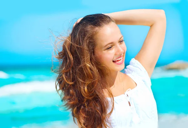 Joven Mujer Disfrutando Vacaciones Sobre Fondo Marino — Foto de Stock