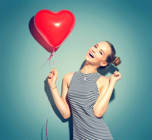 Adolescente Chica Con Corazón Rojo Forma Globo Aire Sobre Fondo —  Fotos de Stock