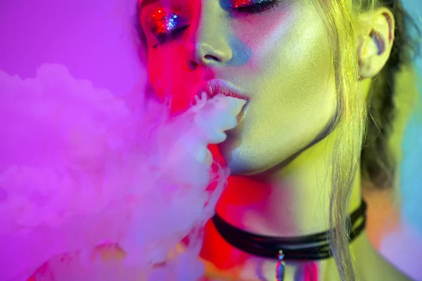 Moda Piękny Portret Postać Kobiety Jasnych Świateł Kolorowe Dymu — Zdjęcie stockowe