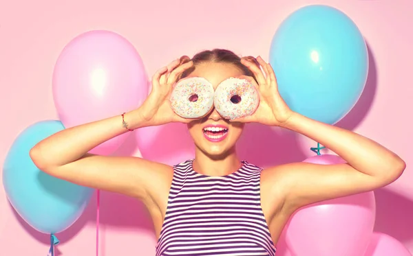 Vrolijke Tienermeisje Met Kleurrijke Lucht Ballonnen Donuts Plezier Roze Achtergrond — Stockfoto