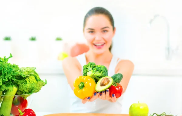 Mujer Joven Sosteniendo Verduras Frutas Frescas —  Fotos de Stock