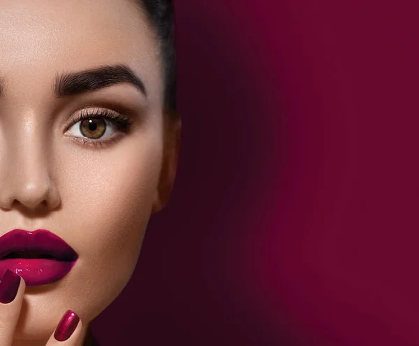 Brunette Vrouw Met Modieuze Donkere Paarse Lippen — Stockfoto