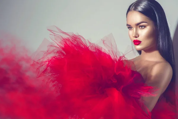 Wspaniały Model Brunetka Kobieta Czerwonej Sukience — Zdjęcie stockowe