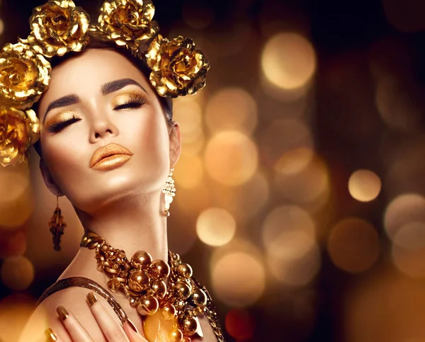 黄金ファッション メイクやアクセサリーを持つ女性 — ストック写真
