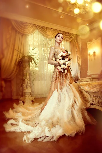 Великолепная Женщина Роскошном Вечернем Платье — стоковое фото
