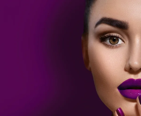 Femme Brune Avec Des Lèvres Violettes Foncées Mode — Photo