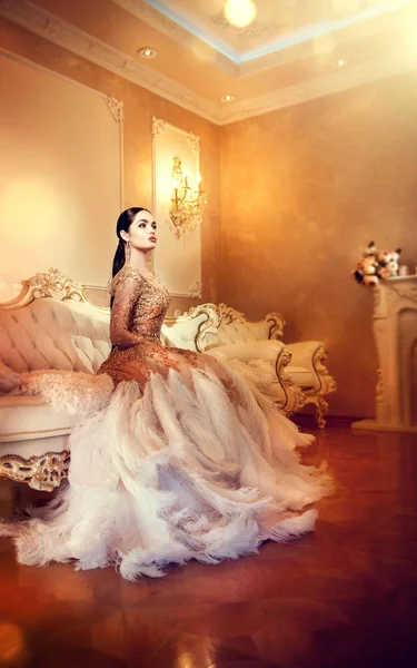 豪華なイブニング ドレスのゴージャスな女性 — ストック写真
