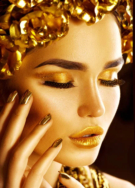 Frau Mit Mode Goldenem Make Und Accessoires — Stockfoto