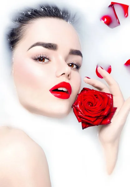 Kırmızı Dudaklar Süt Banyosu Kırmızı Gül Çiçek Ile Genç Modeli — Stok fotoğraf