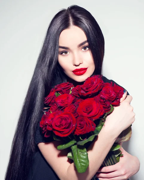 赤いバラの大きな花束を持つ若い女性 — ストック写真
