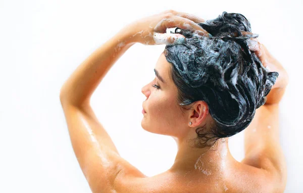 Młoda Kobieta Biorąc Prysznic Pralka Długie Czarne Włosy — Zdjęcie stockowe