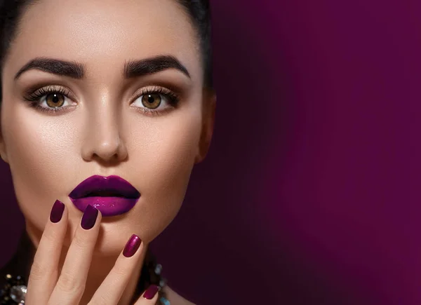 Femme Brune Avec Des Lèvres Violettes Foncées Mode — Photo