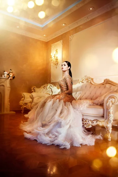 Nádherná Žena Luxusní Večerní Šaty — Stock fotografie