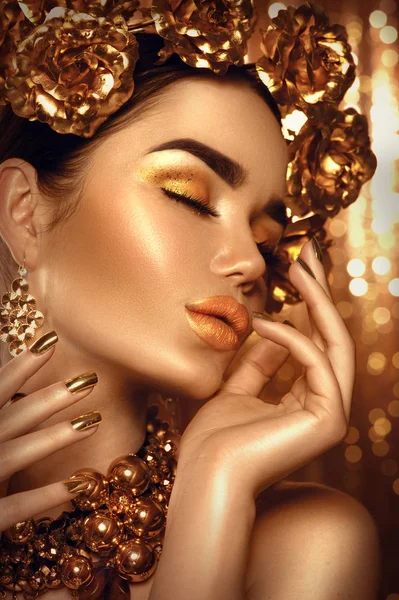 Vrouw Met Gouden Mode Make Accessoires — Stockfoto