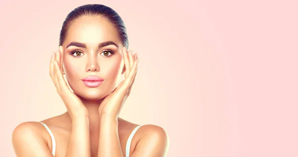 Ung Modell Flicka Med Naken Makeup Rosa Bakgrund — Stockfoto