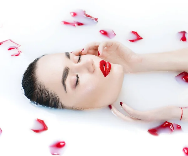 Ritratto Donna Con Petali Rosa Rossa Nel Bagno Latte — Foto Stock