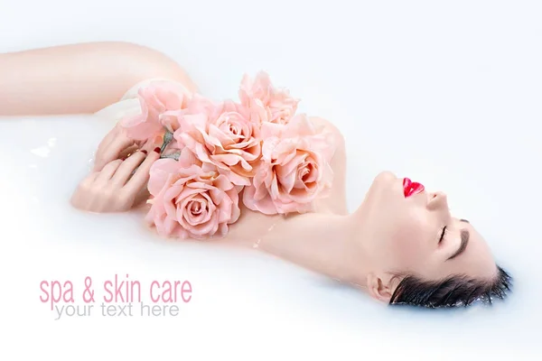 Model Girl Bright Makeup Pink Roses Bouquet Taking Milk Bath — Stock Photo, Image