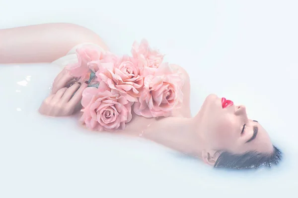 Модель Дівчина Яскравим Макіяжем Рожевими Трояндами Букет Приймає Молочну Ванну — стокове фото