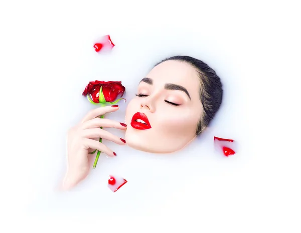 Modelo Jovem Com Lábios Vermelhos Vermelho Rosa Flor Banho Leite — Fotografia de Stock