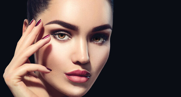 Молодая брюнетка с профессиональным гримом
 