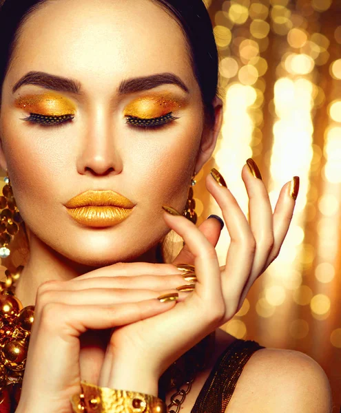 Frau Mit Mode Goldenem Make Und Accessoires — Stockfoto