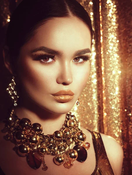 Mujer Con Maquillaje Accesorios Dorados Moda — Foto de Stock