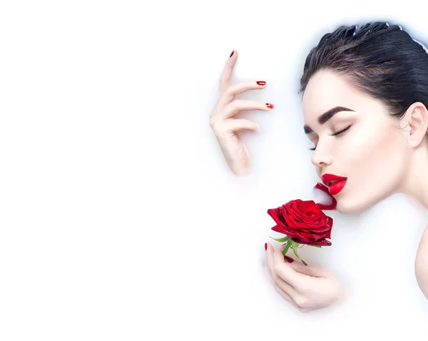 Retrato Mujer Con Rosa Roja Baño Leche — Foto de Stock