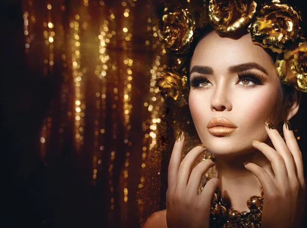 Mujer Con Maquillaje Accesorios Dorados Moda —  Fotos de Stock