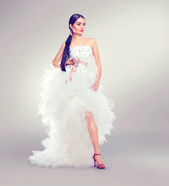 Модель Невесты Свадебном Платье Длинным Поездом — стоковое фото
