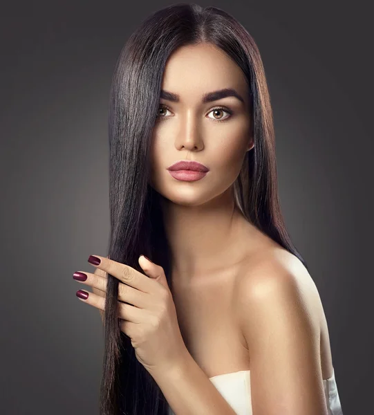 Brünette Modell Mädchen Mit Langen Glatten Schwarzen Haaren — Stockfoto
