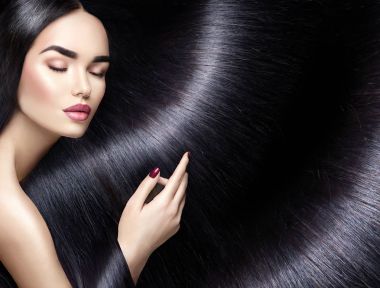 arka plan olarak uzun düz siyah saçlı kadın profili