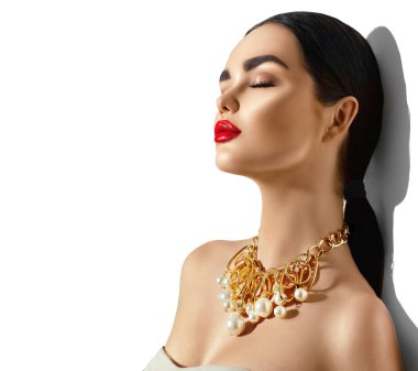 Kırmızı dudaklar ve trendy altın aksesuarlar moda model